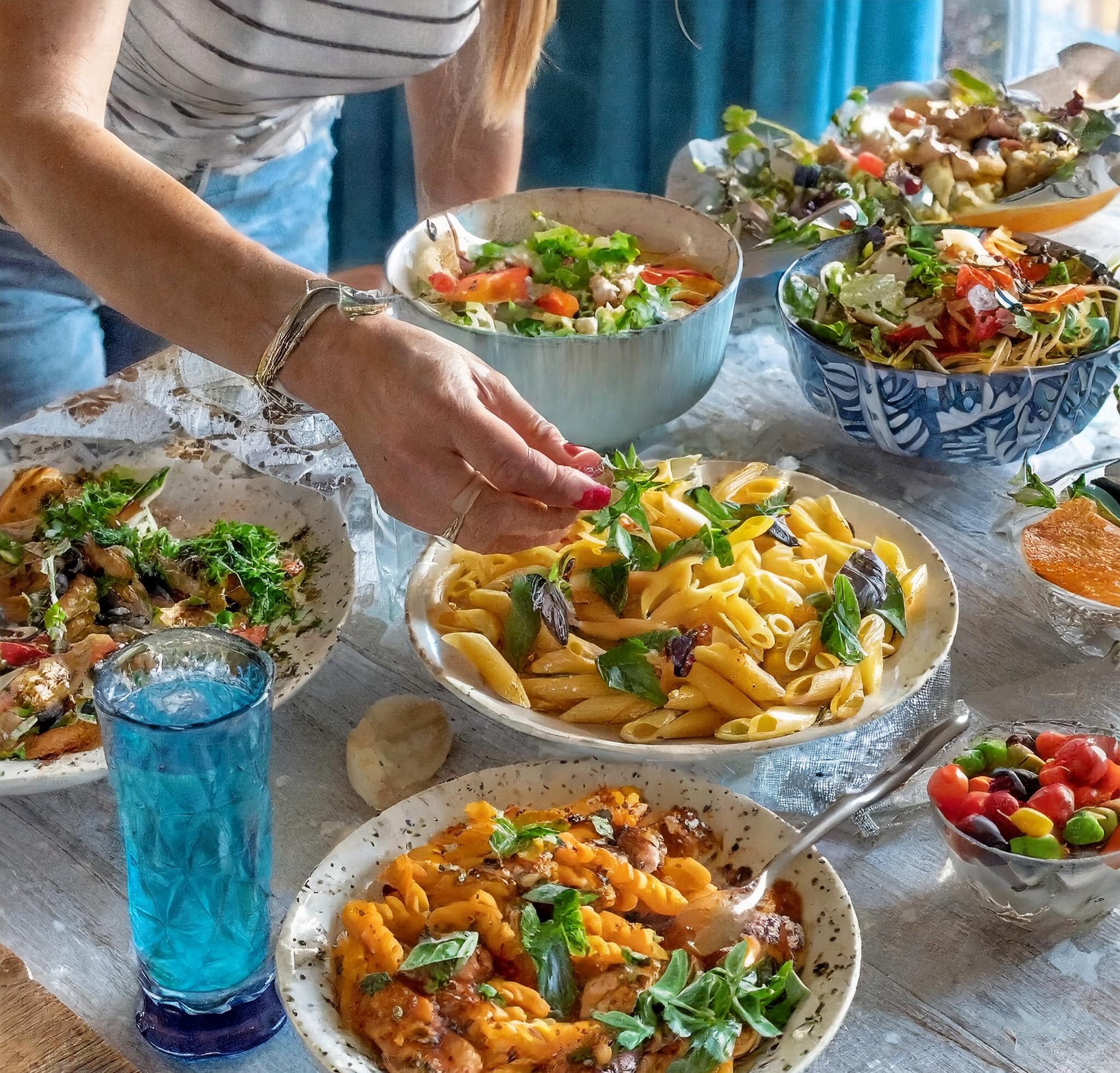 Firefly Penne makarna çeşidiyle yemeği olan evde akşam yemeği 6 kişilik sunum masası düzeni 27703-min